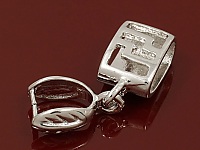 Бейл с покрытием цвета "родий". Подвесное отверстие - 9x4 мм. Внутреннее пространство бейла 7.5х5 мм. Диаметр штифта - 0.9 мм. Цена указана за штуку.
