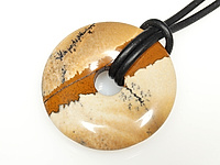 Кулон с пейзажной яшмой. Каучковый шнур с регулируемой цепочкой 60 см.