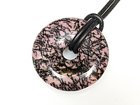 Кулон с родонитом в форме бублика. Каучковый шнур 50 см, с регулируемой цепочкой 3.5 см.