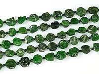 Дикие бусины хромдиопсида. Диаметр отверстия 1 мм. Цена указана за одну бусину. Размеры, вес указаны усредненные и отличаются между бусинами.