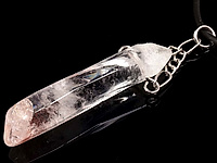 Кулон кварца с лепидокрокитом. Фурнитура - латунь с покрытием из ювелирного сплава. Каучковый шнур - 50 см, регулируемая цепочка 3,5 см.