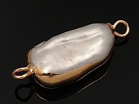 Коннектор-подвеска из натурального речного жемчуга в обойме покрытой 24к желтым золотом. Диаметр подвесного отверстия 1.8 мм. Цена за 1 шт.