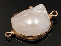 Коннектор-подвеска из натурального речного жемчуга в обойме покрытой 24к желтым золотом. Диаметр подвесного отверстия 1.8 мм. БУСИНЫ ДОПОЛНИТЕЛЬНО ПОКРЫТЫ ПЕРЛАМУТРОВЫМ ЛАКОМ! Цена за 1 шт.