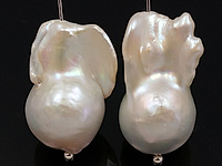 Бусины жемчуга Касуми лайк. Диаметр сквозного отверстия 0.8 мм. Размер бусин: 26х14х14 мм и 23х15х14 мм. Могут встречаться природные неровности и наплывы перламутра. НА БУСИНАХ ЕСТЬ МЕСТА РЕСТАВРАЦИИ ПЕРЛАМУТРА. Цена указана за пару.