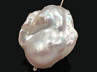 Крупная бусина жемчуга Касуми лайк. Яркий перламутр. Диаметр сквозного отверстия 0.7 мм. Могут встречаться природные неровности и наплывы перламутра. НА БУСИНЕ С ОДНОЙ СТОРОНЫ ЕСТЬ МЕСТО РЕСТАВРАЦИИ ПЕРЛАМУТРА. Цена указана за 1 шт.