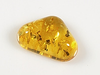 Подвеска натурального янтаря. Диаметр отверстия 1 мм.  Место добычи - Калининград.